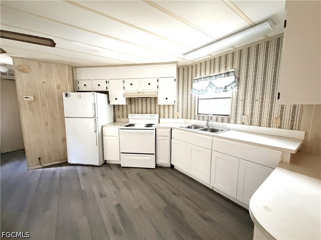 2 Bed ManufacturedHome for Sale in Mobile Manor, FL, $1,200 — photo 9
