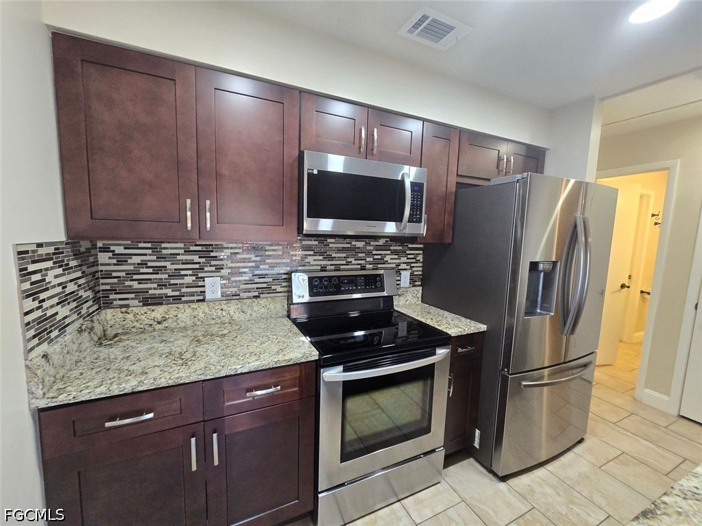 3 Bed SingleFamilyResidence for Sale in North Fort Myers, FL — photo 9