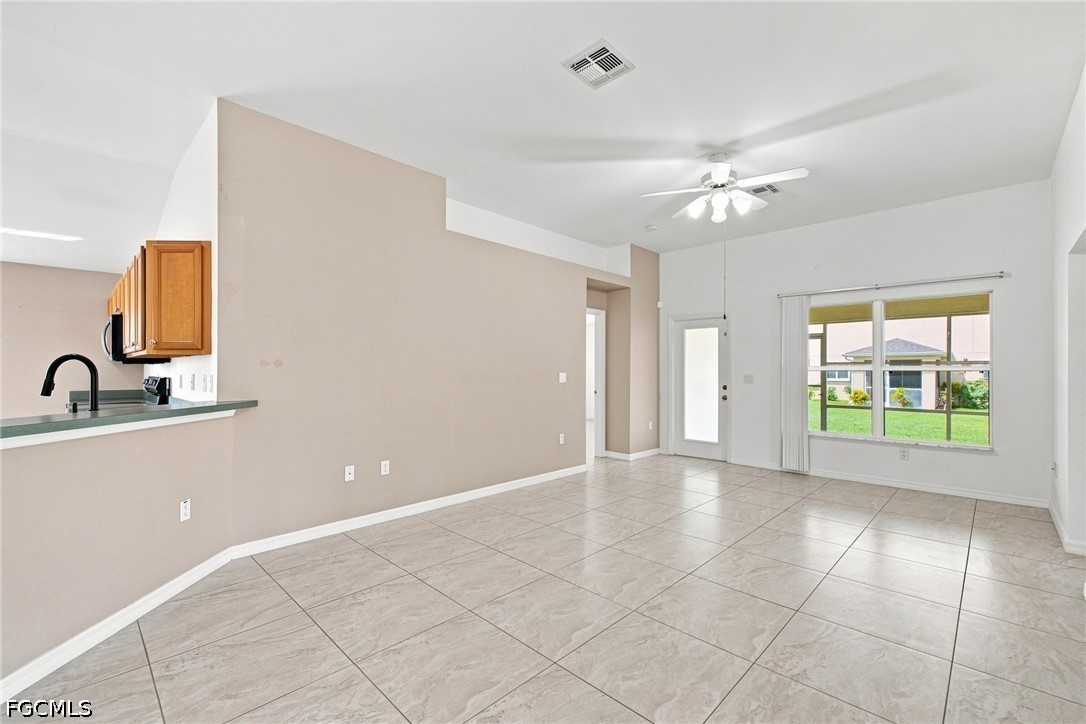 4 Bed SingleFamilyResidence for Sale in Town Lakes, photo 9