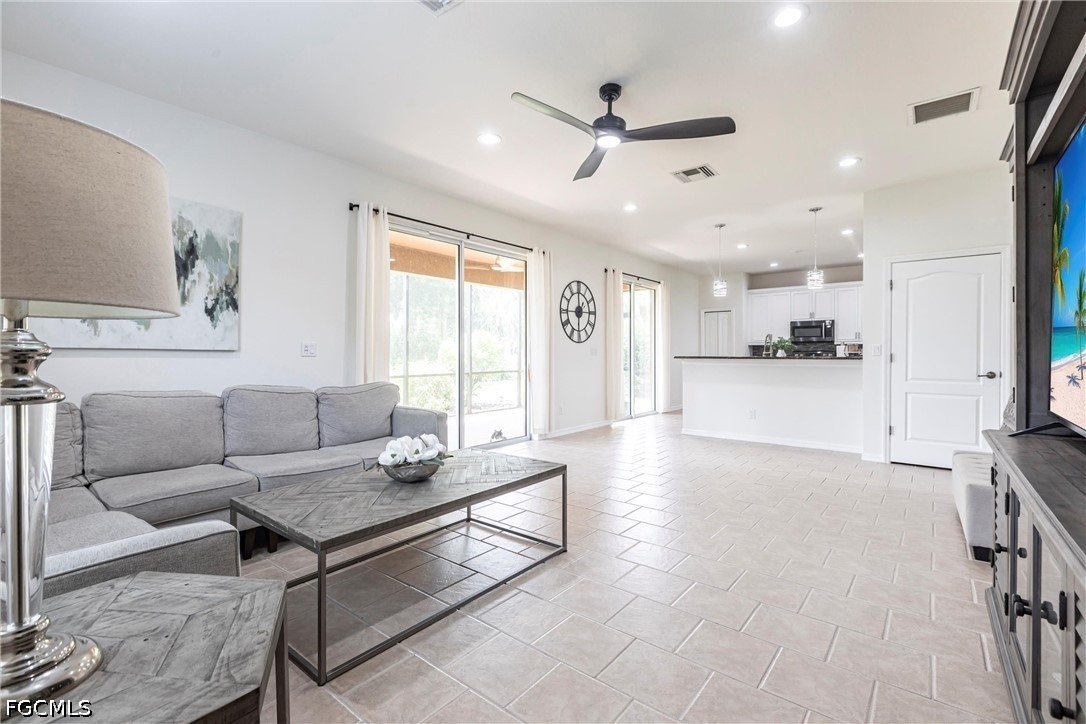 4 Bed SingleFamilyResidence for Sale in Stoneybrook, photo 9