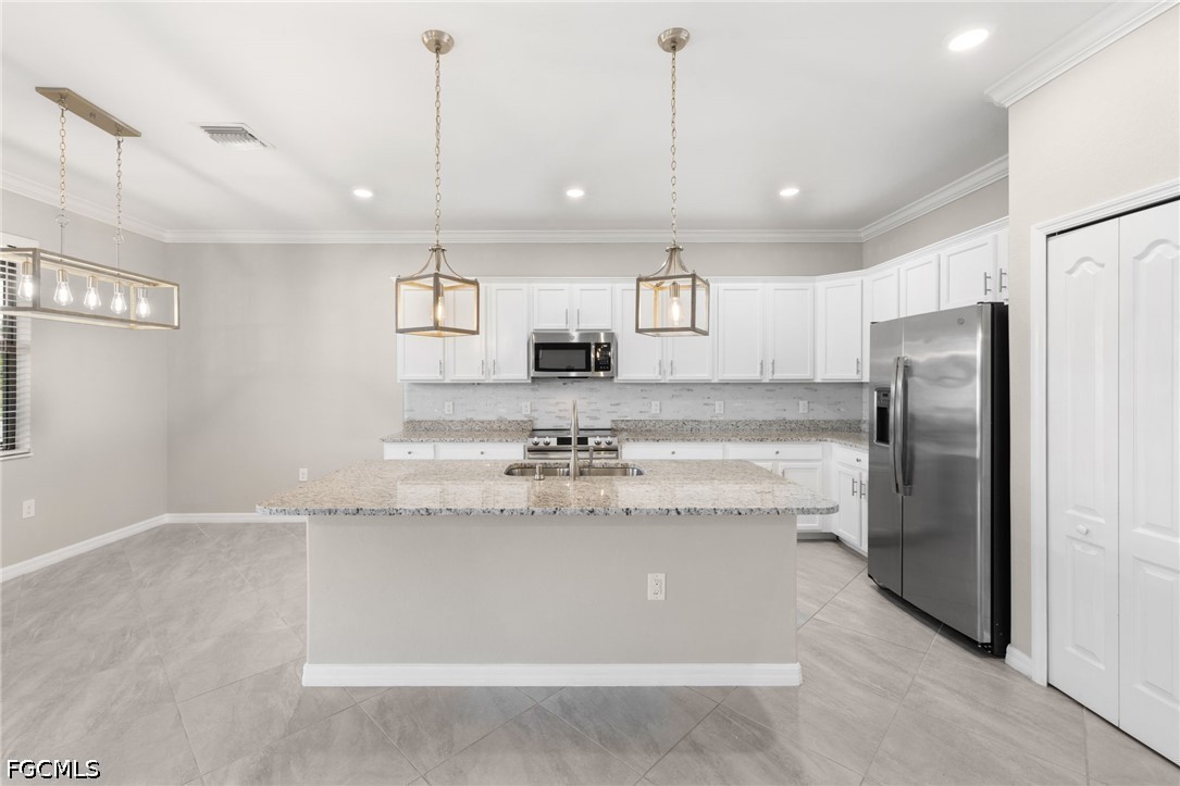 4 Bed SingleFamilyResidence for Sale in Fort Myers, photo 9
