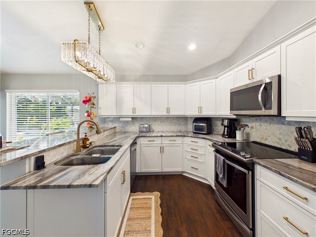 3 Bed Pool Home for Sale in Pinewood Lakes, photo 9