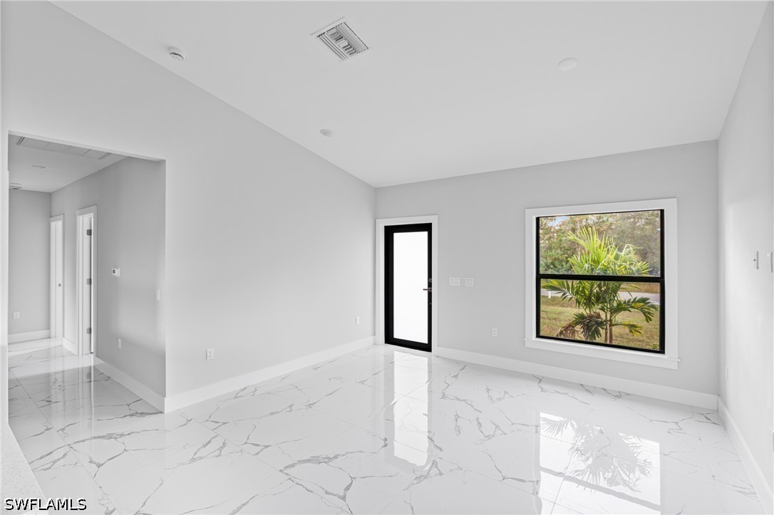 3 Bed SingleFamilyResidence for Sale in Lehigh Acres, photo 9