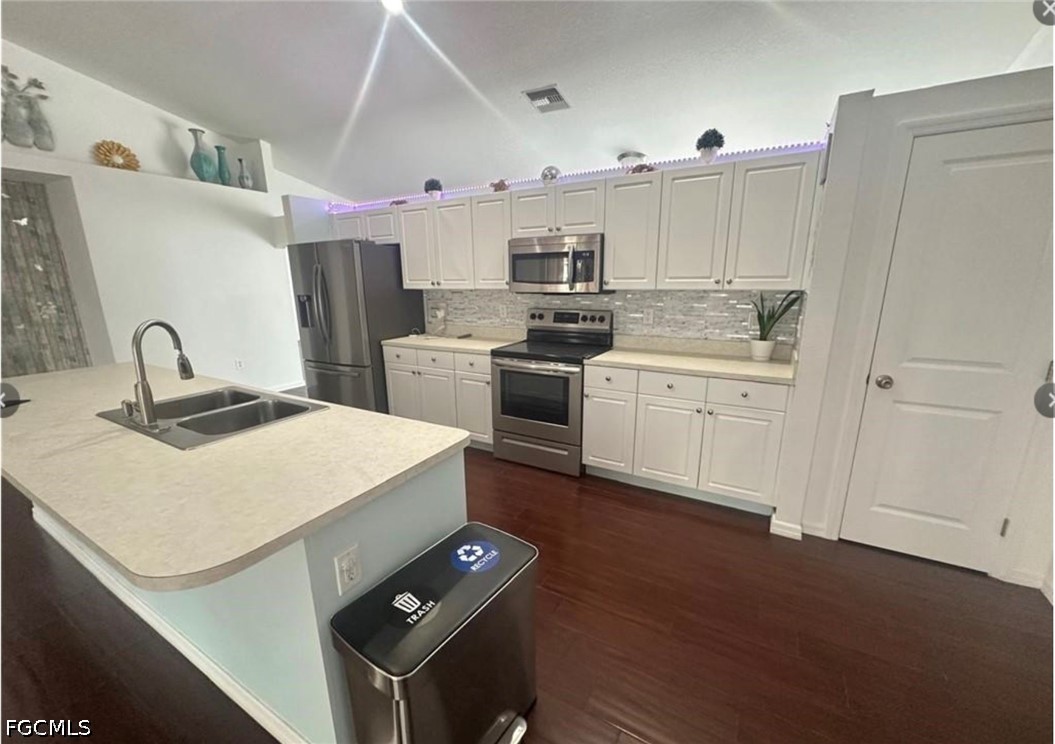 3 Bed SingleFamilyResidence for Sale in Cape Coral, photo 9