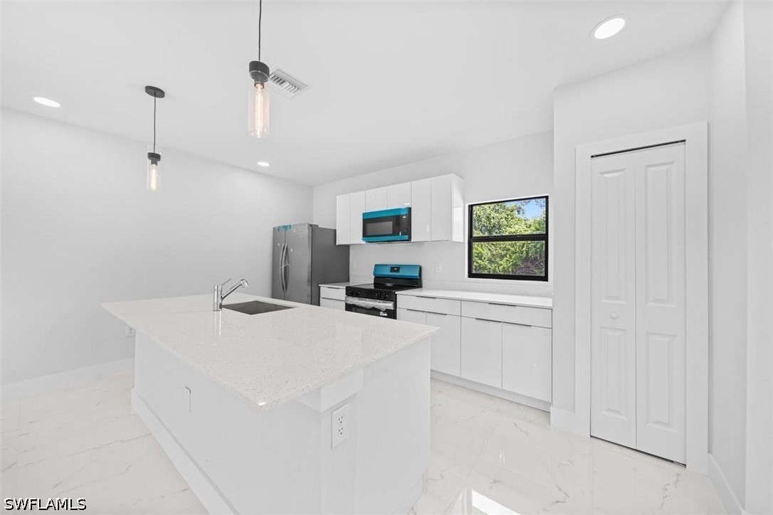 3 Bed SingleFamilyResidence for Sale in Lehigh Acres, photo 9