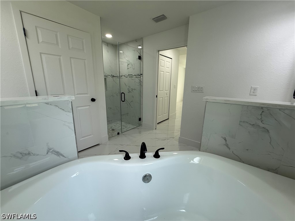 4 Bed SingleFamilyResidence for Sale in Lehigh Acres, photo 9