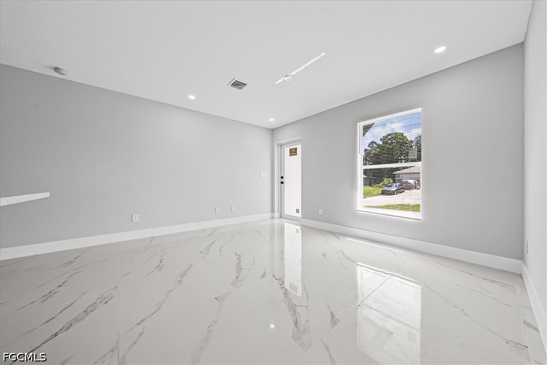 3 Bed SingleFamilyResidence for Sale in Lehigh Acres, photo 9