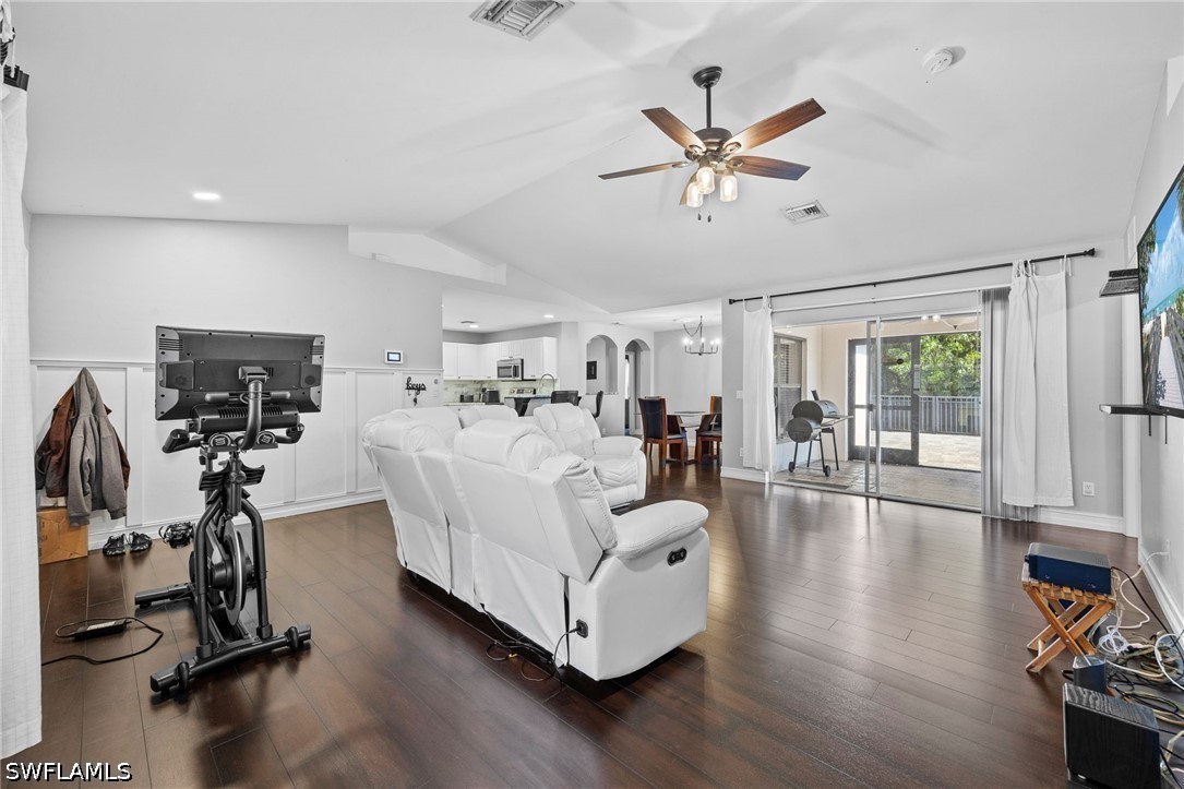 3 Bed SingleFamilyResidence for Sale in Mirror Lakes, photo 9