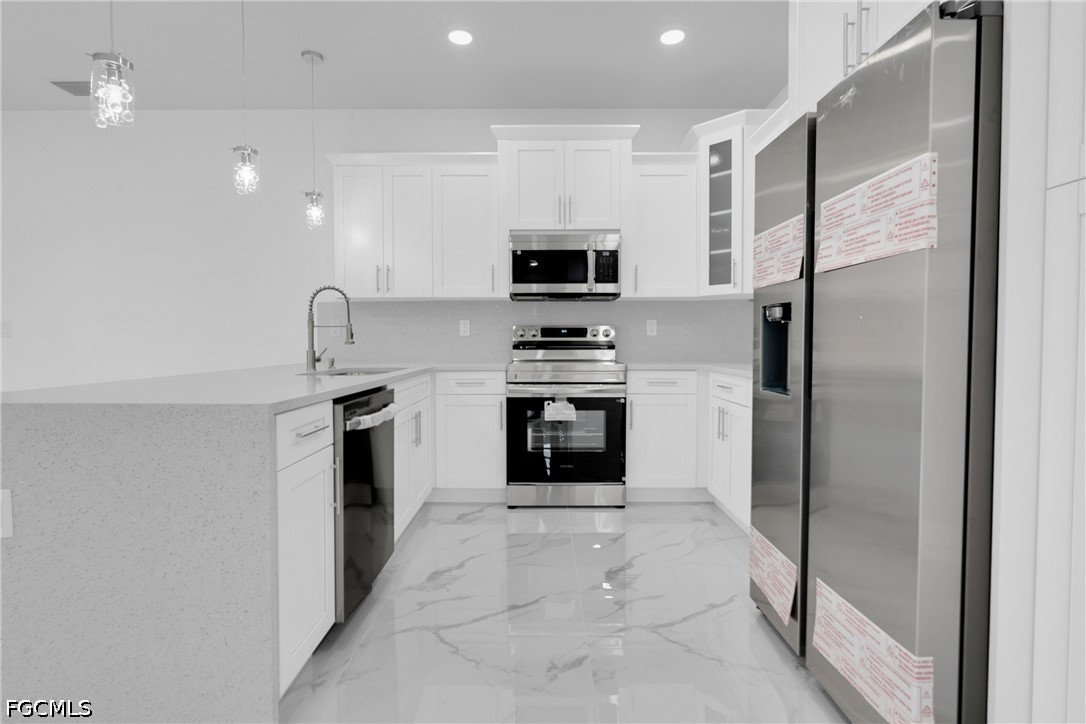 3 Bed SingleFamilyResidence for Sale in Lehigh Acres, photo 9