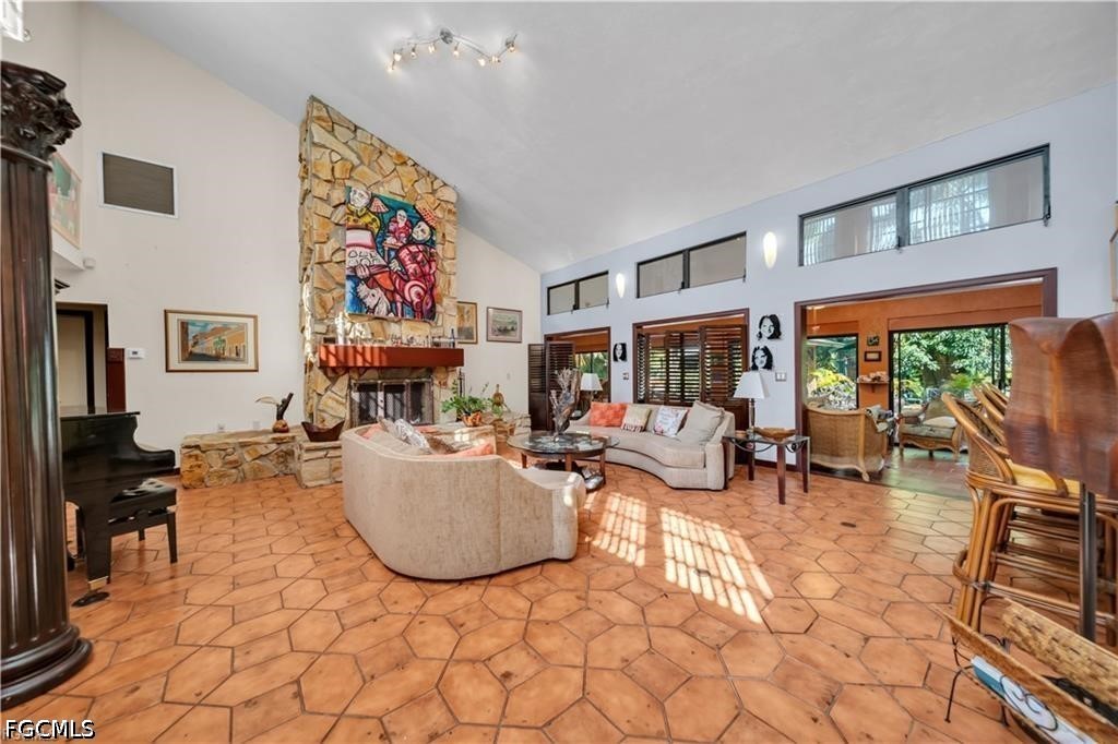 5 Bed SingleFamilyResidence for Sale in North Fort Myers, photo 9