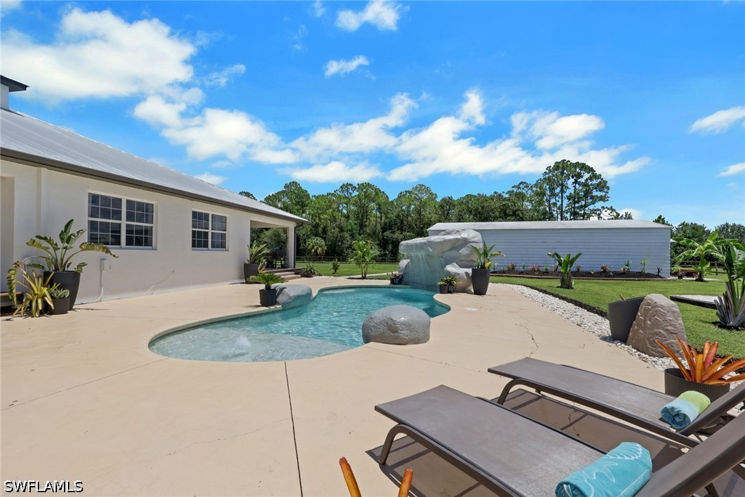 2 Bed Pool Home for Sale in Acreage, photo 9