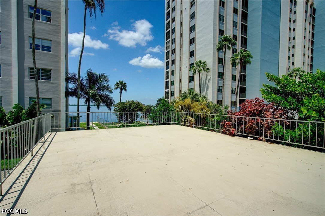 1 Bed Waterfront Home for Sale in Fort Myers, photo 9