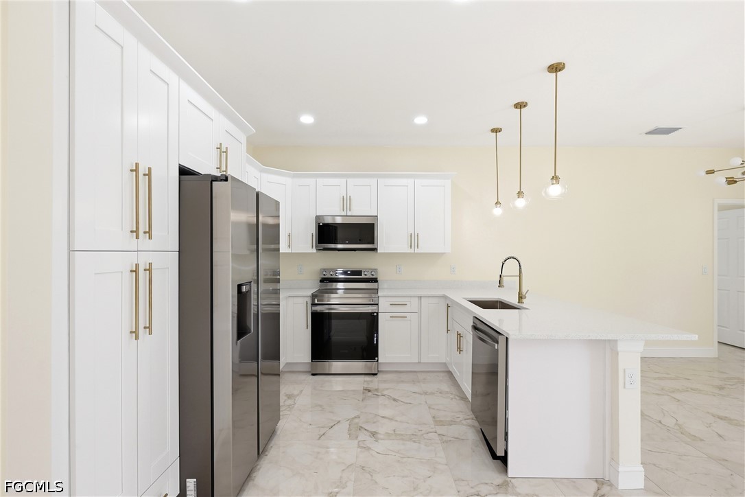 3 Bed SingleFamilyResidence for Sale in Lehigh Acres, photo 9