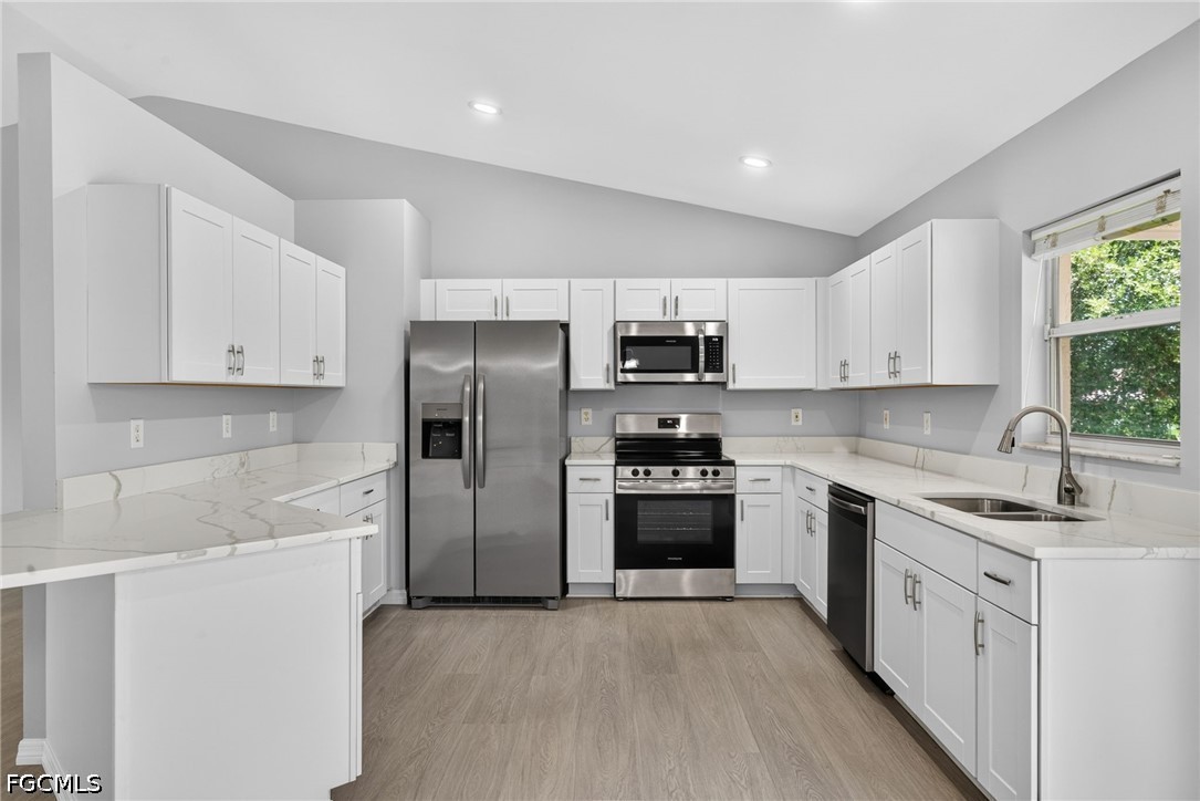 3 Bed SingleFamilyResidence for Sale in Lehigh Acres, photo 9