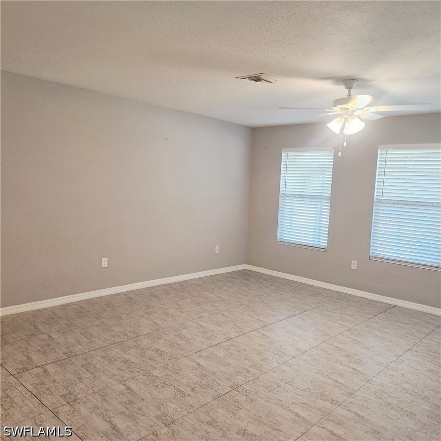 3 Bed SingleFamilyResidence for Sale in Lehigh Acres, photo 9