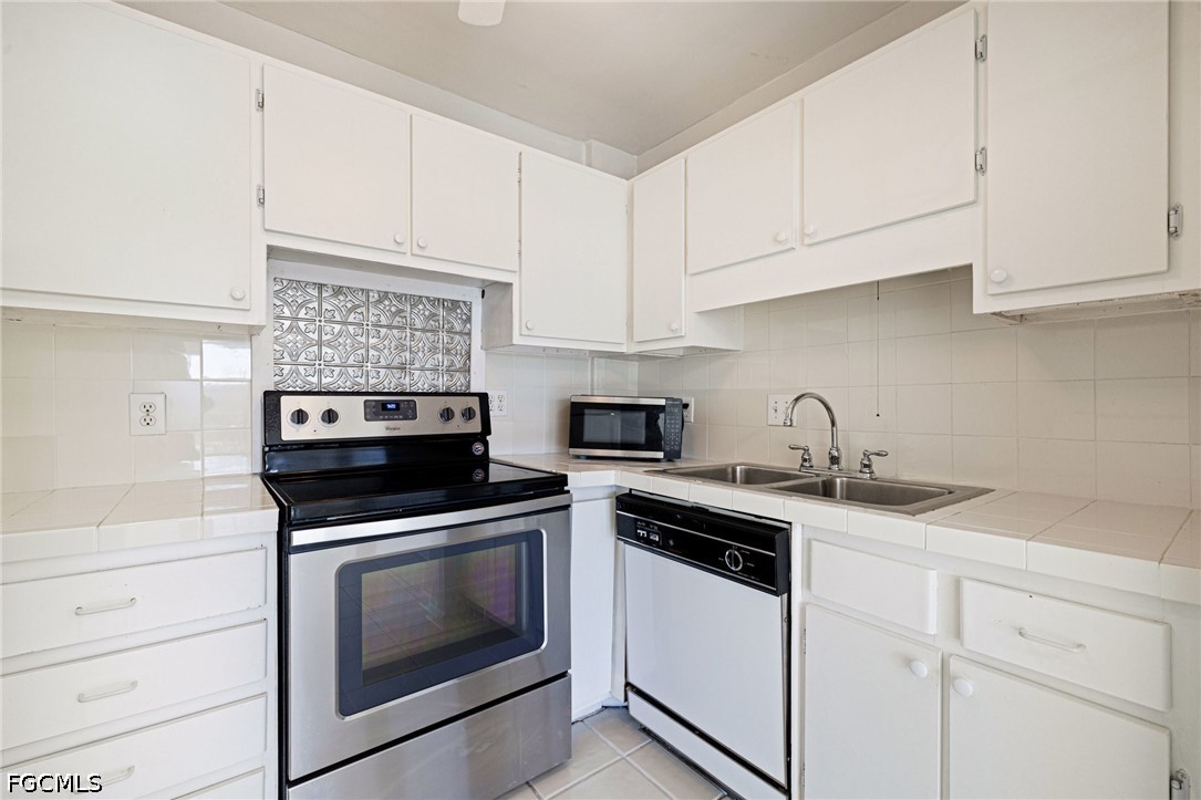 1 Bed Waterfront Home for Sale in Fort Myers, photo 9