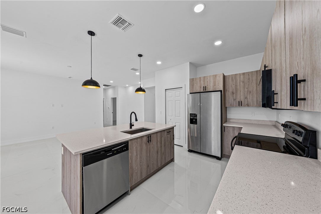 3 Bed SingleFamilyResidence for Sale in Lehigh Acres, photo 9