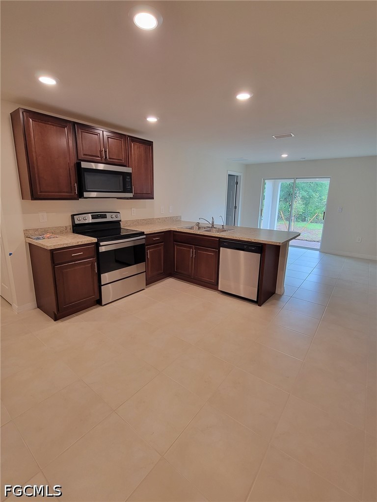 3 Bed SingleFamilyResidence for Sale in Lehigh Acres, photo 9
