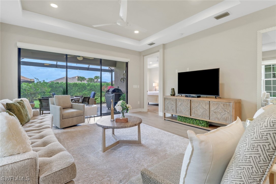 2 Bed Attached for Sale in Naples, photo 10