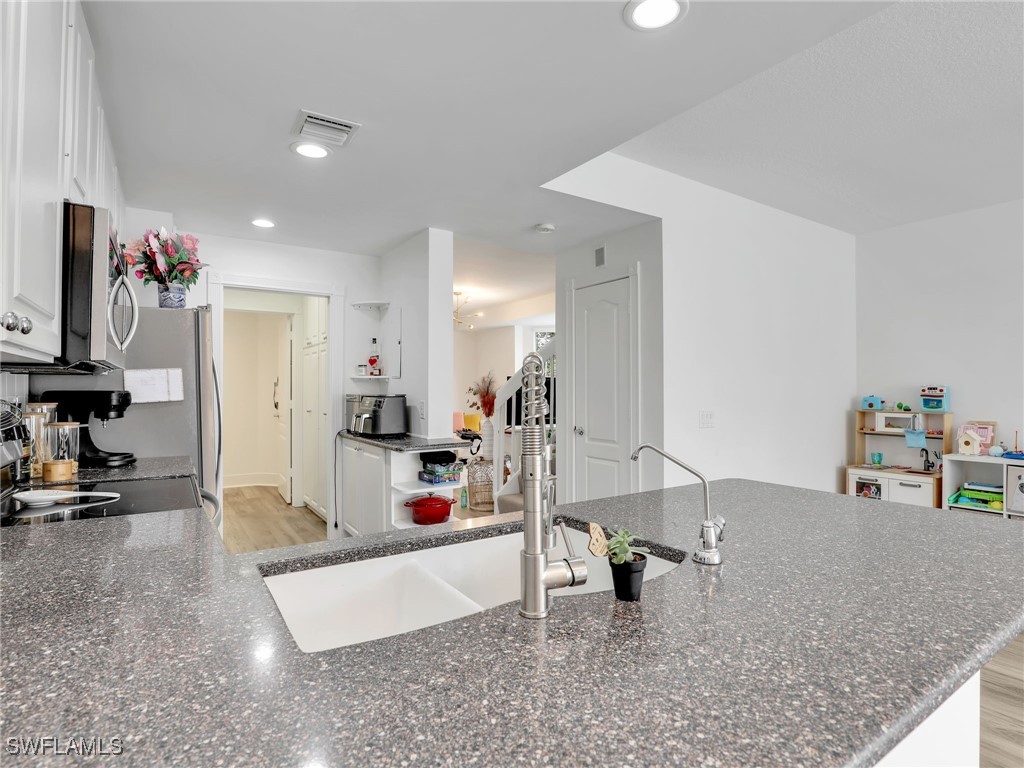 3 Bed Townhouse for Sale in Island Walk, photo 10