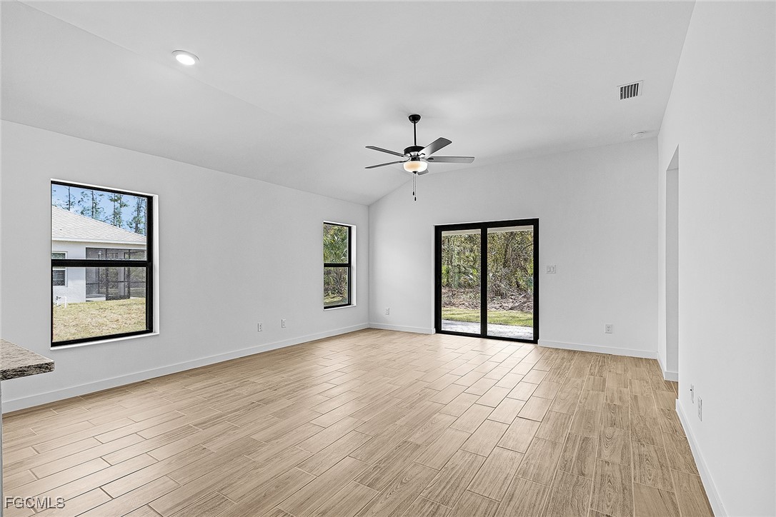 3 Bed SingleFamilyResidence for Sale in Mirror Lakes, photo 10