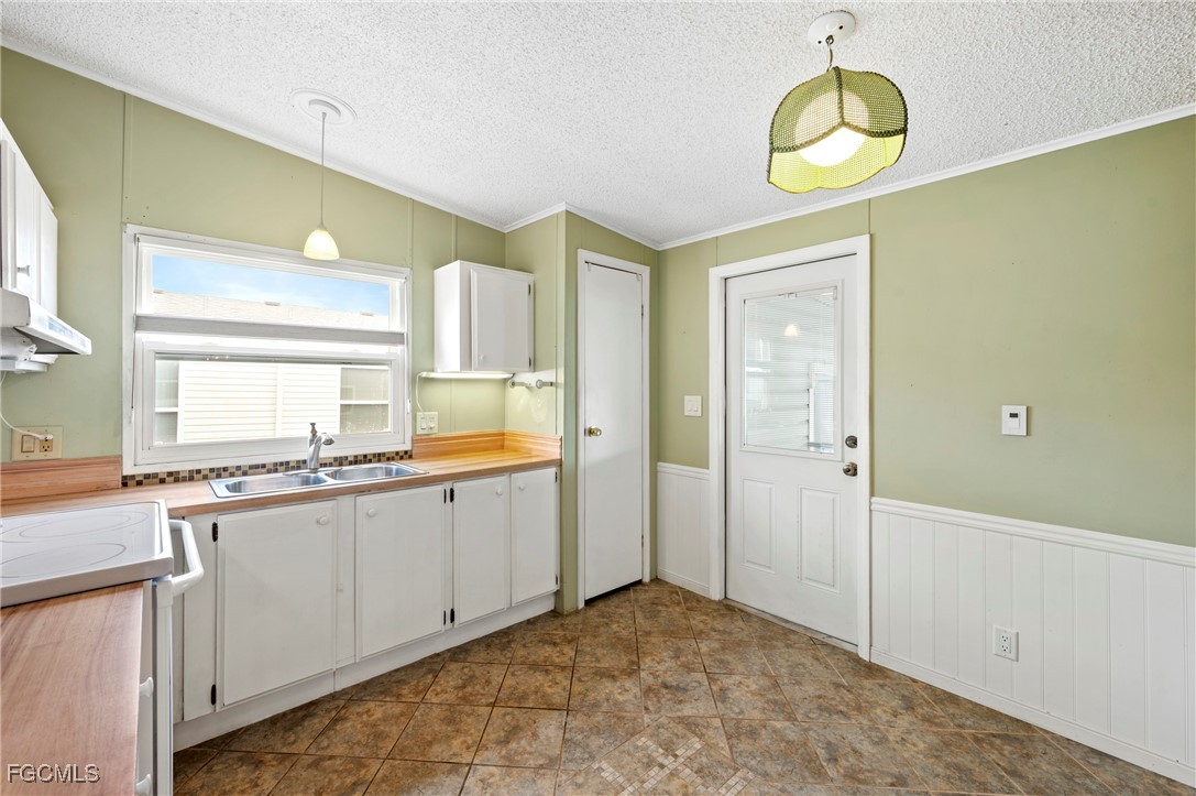 2 Bed ManufacturedHome for Sale in Fort Myers, FL, $99,000 — photo 10
