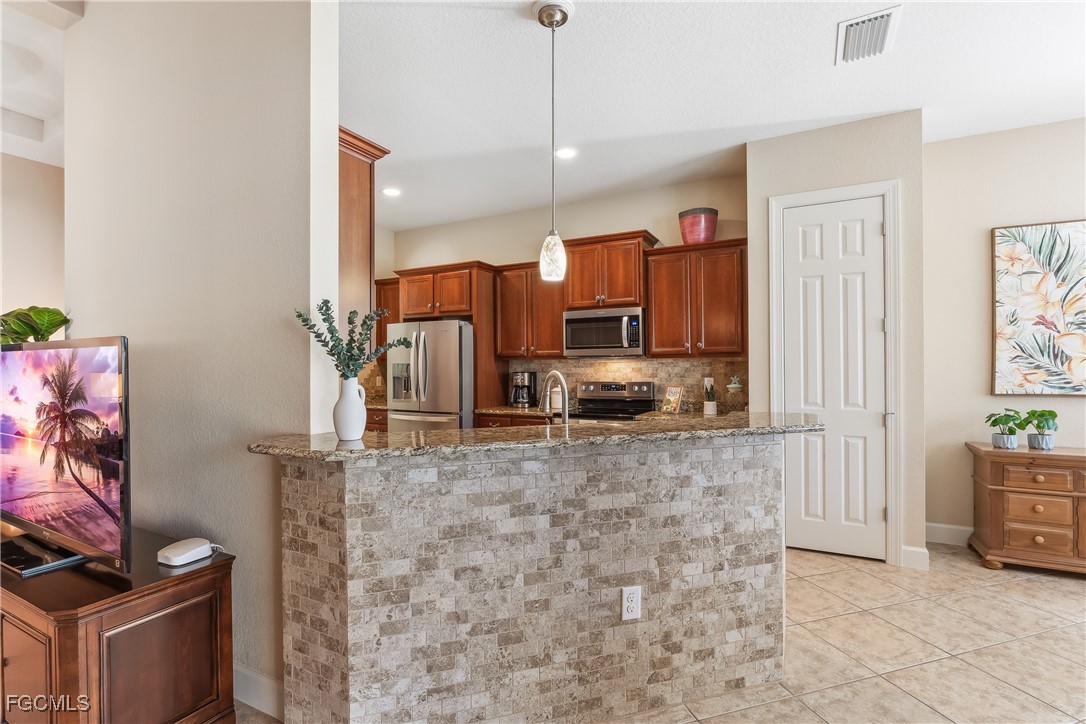 2 Bed SingleFamilyResidence for Sale in Somerset, FL — photo 10