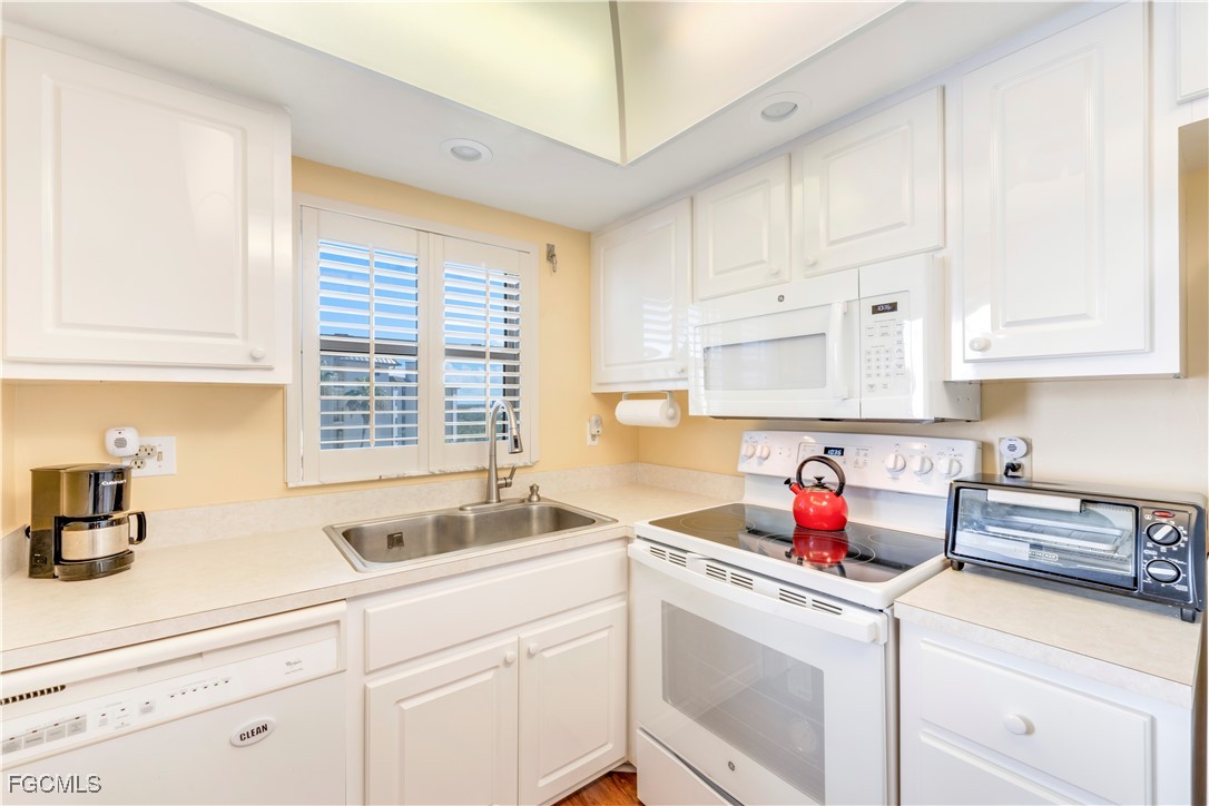 2 Bed Condominium for Sale in Fort Myers Beach, FL, $410,000 — photo 10