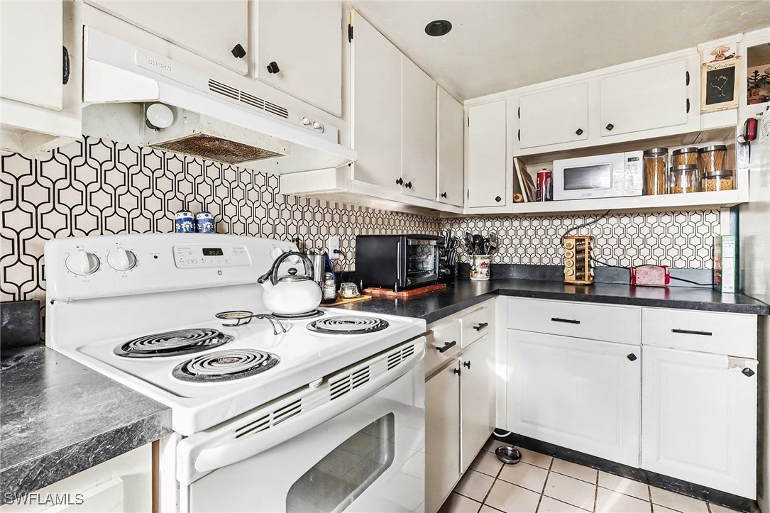 2 Bed Condominium for Sale in Naples, FL, $197,000 — photo 10