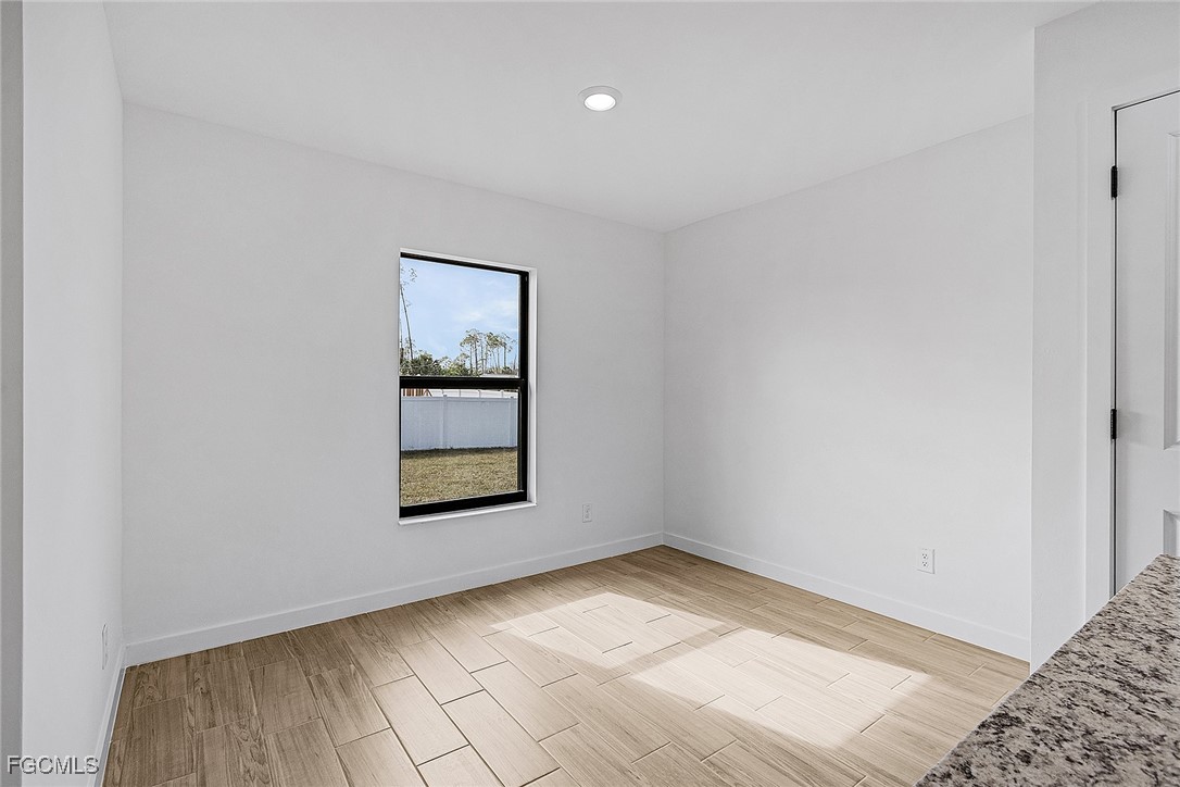 3 Bed SingleFamilyResidence for Sale in Mirror Lakes, photo 10