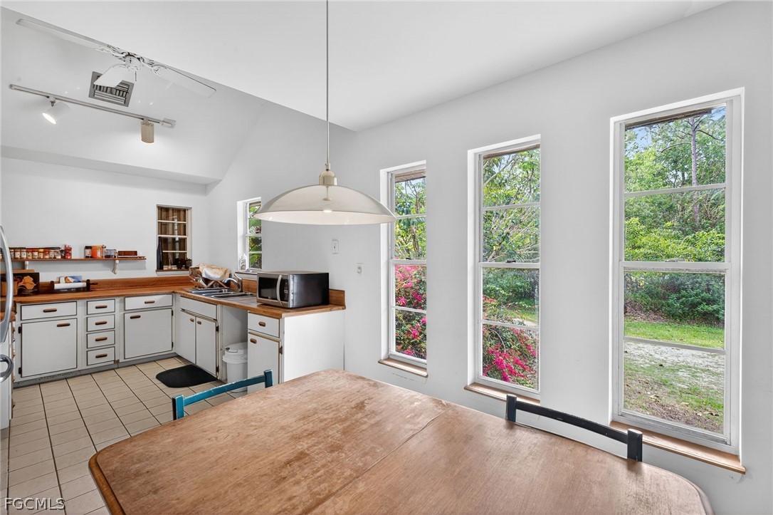 2 Bed SingleFamilyResidence for Sale in Fort Myers, FL — photo 10