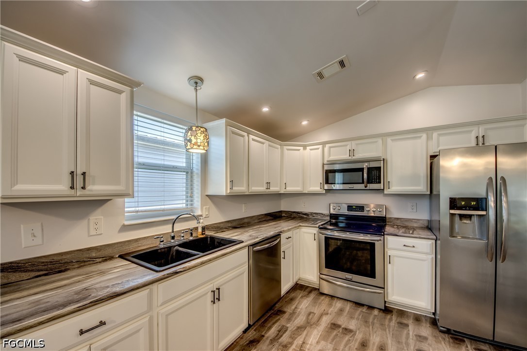 2 Bed ManufacturedHome for Sale in Pine Island Cove, photo 10