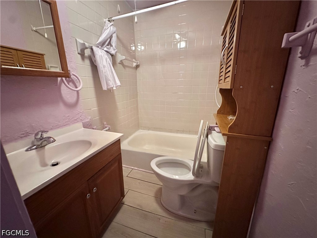 2 Bed SingleFamilyResidence for Sale in Fort Myers, photo 10
