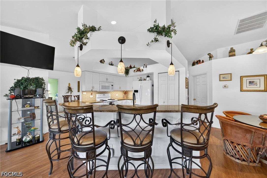 3 Bed SingleFamilyResidence for Sale in Cape Coral, photo 10