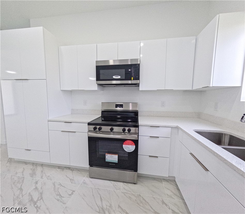 3 Bed SingleFamilyResidence for Sale in Cape Coral, photo 10