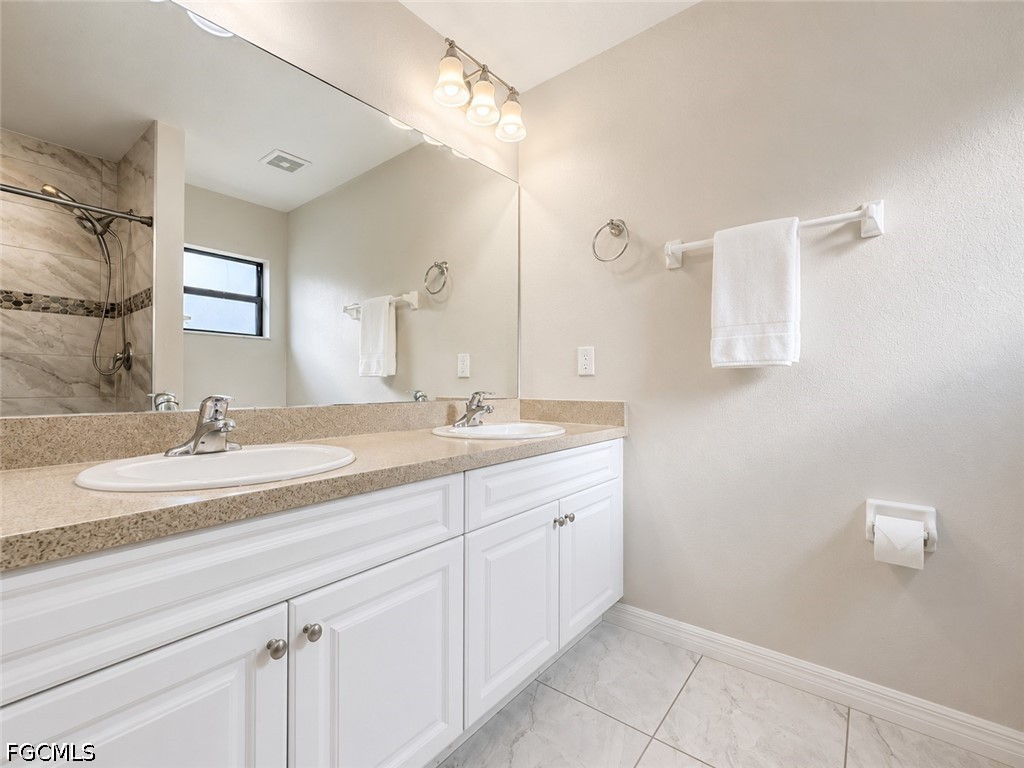 3 Bed SingleFamilyResidence for Sale in Cape Coral, photo 10