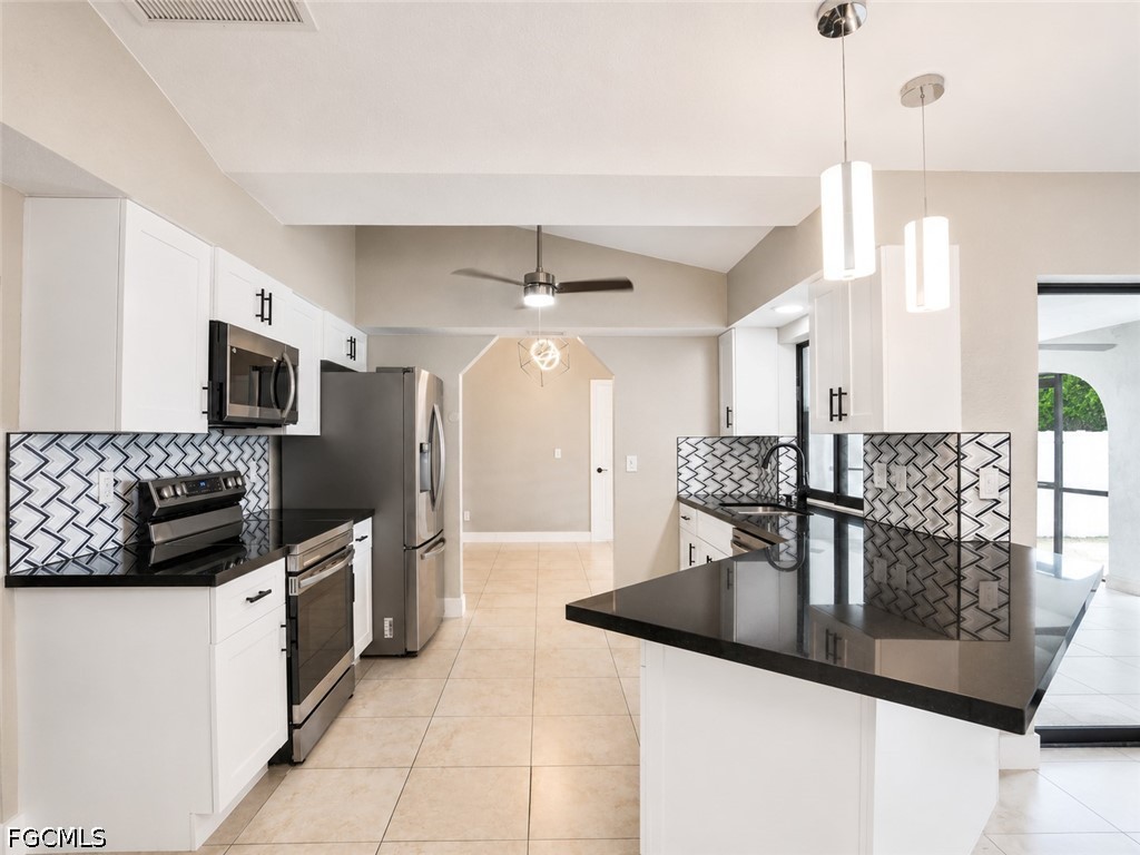 3 Bed SingleFamilyResidence for Sale in Cape Coral, photo 10