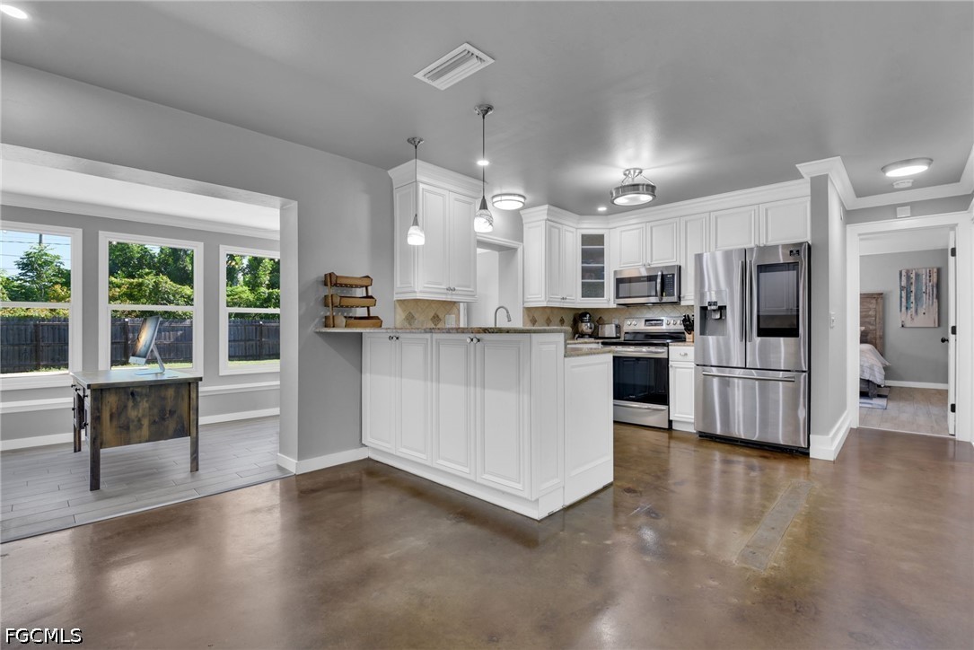 3 Bed Pool Home for Sale in Fort Myers Villas, photo 10