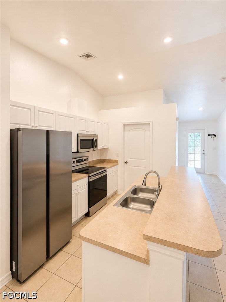 3 Bed SingleFamilyResidence for Sale in Cape Coral, photo 10