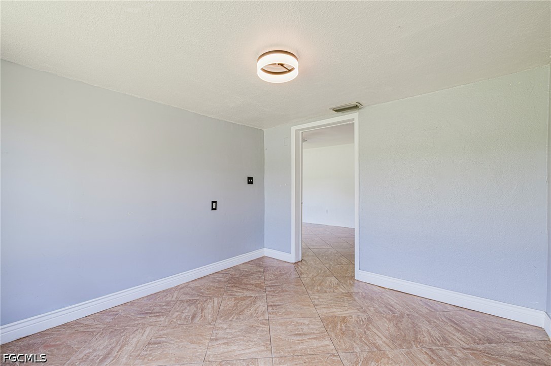 3 Bed SingleFamilyResidence for Sale in Fort Myers, photo 10