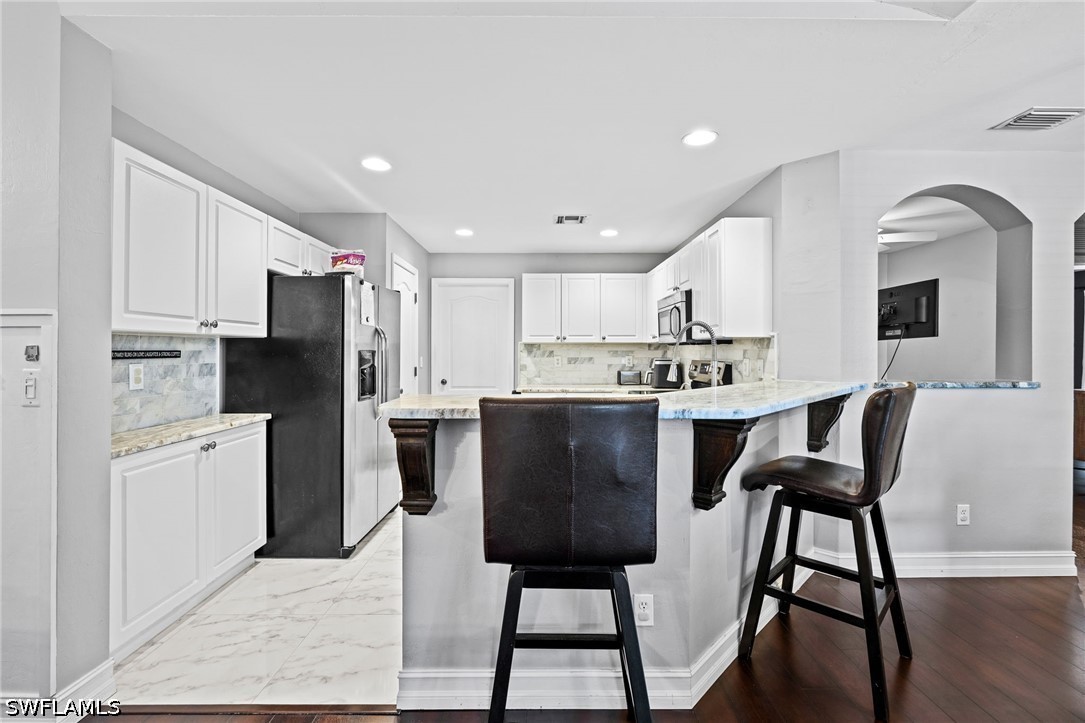 3 Bed SingleFamilyResidence for Sale in Mirror Lakes, photo 10
