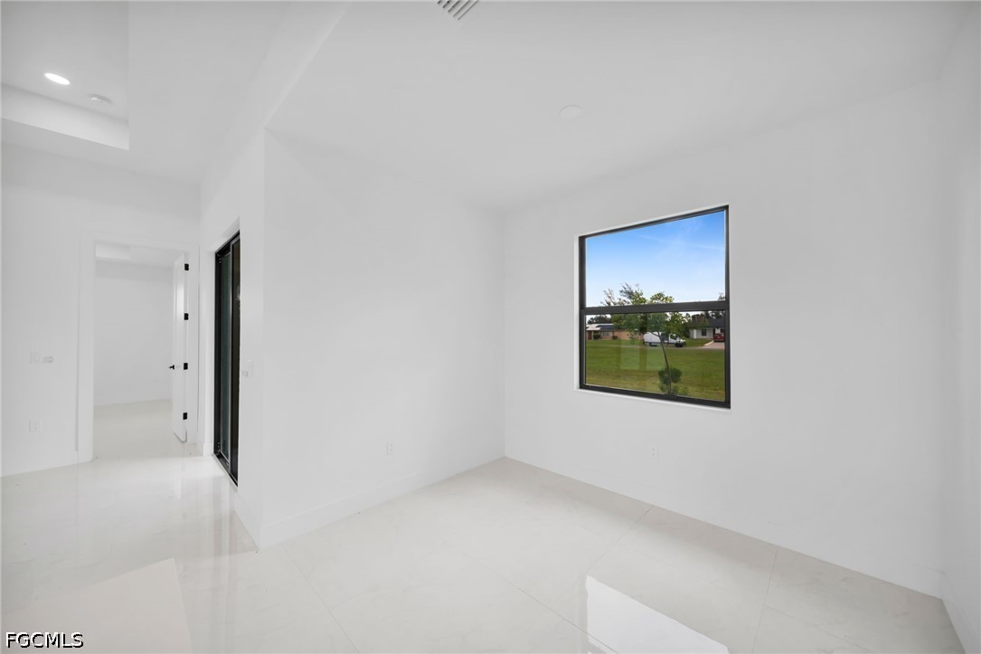 3 Bed SingleFamilyResidence for Sale in Cape Coral, photo 10