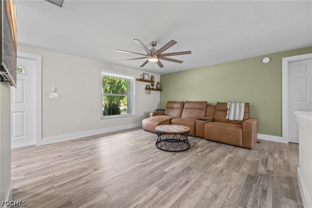 3 Bed SingleFamilyResidence for Sale in Caloosa View, photo 10